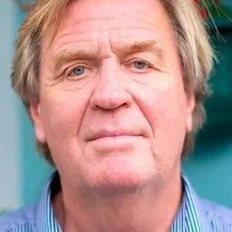 Tim Blackman 飾演 Self - Lucie's Father