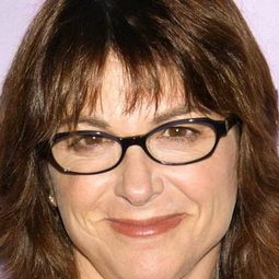 迪娜·曼諾芙 - 節日歡歌演員 飾演Aunt Marla