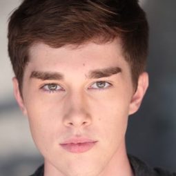 Noah Crawford 飾演 Mike (age 15)