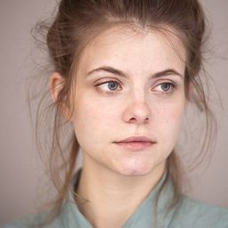 Jakab Juli 飾演 Aulich Anna