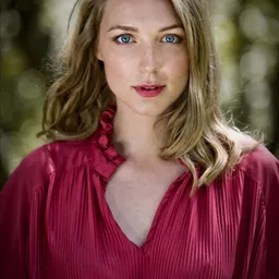 Tania Nolan 飾演 Helen