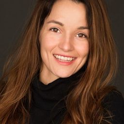 Esther Nubiola 飾演 Carmesina