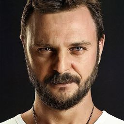 Ogün Kaptanoğlu 飾演 Osman