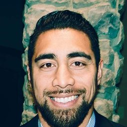 Joshua Mauga 飾演 Timo