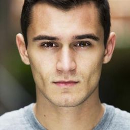 Julian Kostov 飾演 Aaron Hunter