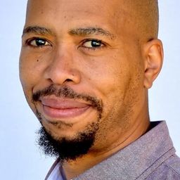 莫蘇西·麥格諾 飾演 Parker Sithole