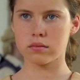 Lauren Hewett 飾演 Tina