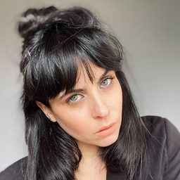 Ashley C. Williams 飾演 Jackie