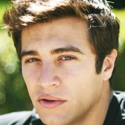 保羅·莫南 飾演 Carlos