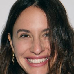 Frankie Wallach 飾演 Leïla