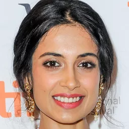 Sarah-Jane Dias 飾演 Frieda Da Silva