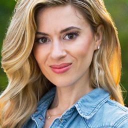 Erika Thompson 飾演 Self