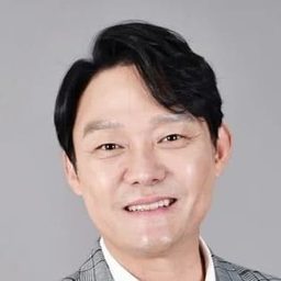 南誠軫 飾演 Baek Doo-hwan