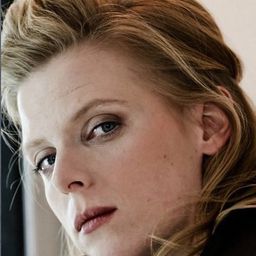 Maruša Majer 飾演 Anja