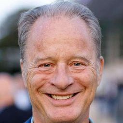 Tom Gerhardt 飾演 H. P. Piretti