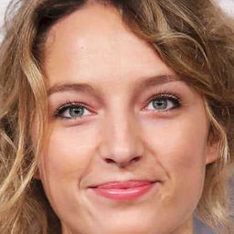 Stéphanie Crayencour 飾演 Victoire Eglantine