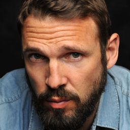 彼得·恩布雷斯 飾演 Tuur (voice)