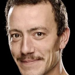 羅傑·卡薩梅傑 飾演 Pere