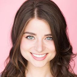 Teresa Decher 飾演 Emily