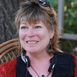 Dale Wyatt 飾演 Maidservant Ilsa