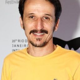 Demick Lopes 飾演 Maria Y