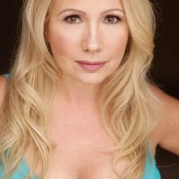 Stephanie Garvin 飾演 Hiker