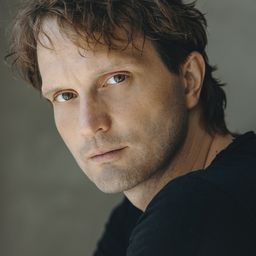 Siim Maaten 飾演 Russian Paratrooper