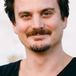 Paul Komadina 飾演 Police Officer