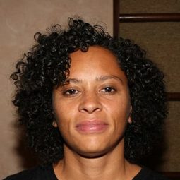 娜迪亞·霍爾葛蘭 - 班·克倫普：以民為本導演