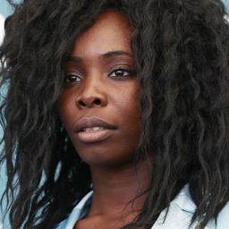 Lola Bello Durojaiye 飾演 Julia