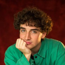 Campbell Wallace 飾演 John Darling