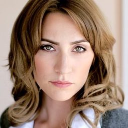 Jessica Harmon 飾演 Car Saleswoman