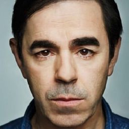 Oscar Ortega Sánchez 飾演 Partner des Vaters