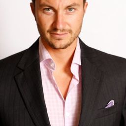 Chris Hayes 飾演 Young Man