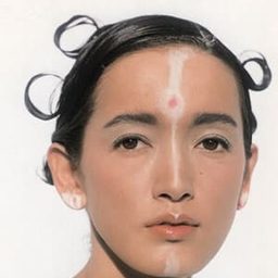 Miyako Koda 飾演 Michiko Iwase