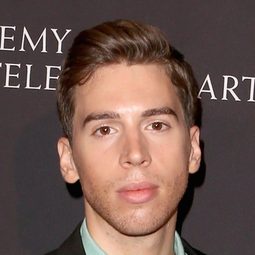 喬丹·葛瓦瑞斯 - 娃鬼魔咒演員 飾演US EX Guy