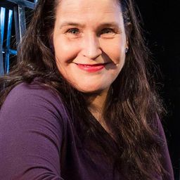 Kylli Köngäs 飾演 Ilona's Friend