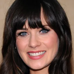 柔伊·黛絲香奈 飾演 Terry