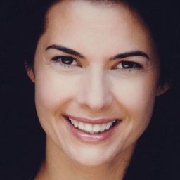 Nancy Bell 飾演 Blake Barker