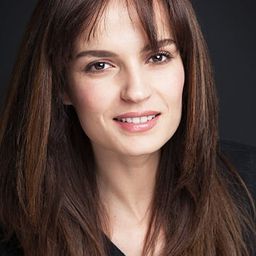 Selin Demiratar 飾演 Dedektif Jennifer