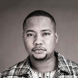 Siya Sepotekele 飾演 Charles