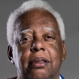 João Acaiabe 飾演 Francisco