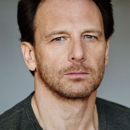 Hendrik Duryn 飾演 Michael Wendelin