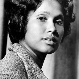 米蒂·勞倫斯 飾演 Sandra