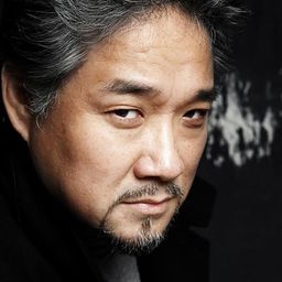 Kwangchul Youn 飾演 Comte des Grieux