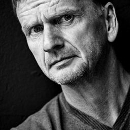 Jörg Bundschuh 飾演 Jan's professor