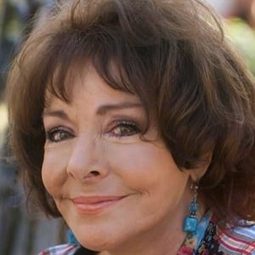 Margarita Isabel 飾演 Paquita Lobo