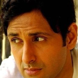 Parvin Dabas 飾演 Rocks