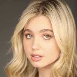 莉莉亞·白金漢 飾演 Cassie