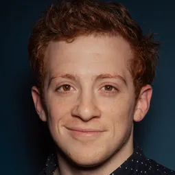 Ethan Slater 飾演 Self